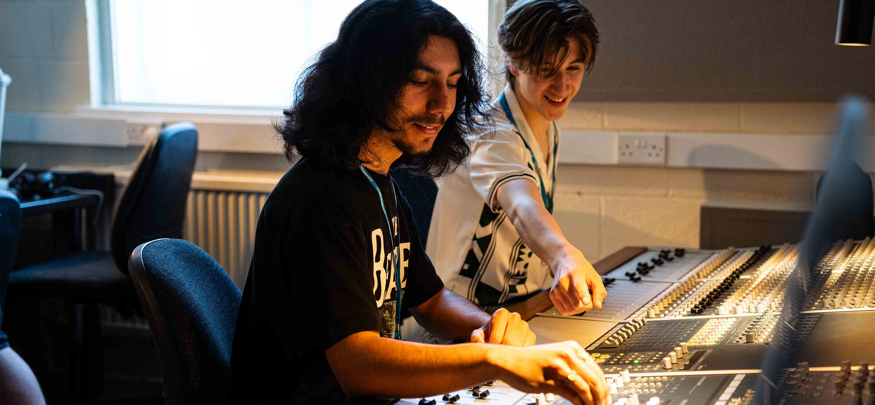 https://bloom-digital.s3.eu-west-2.amazonaws.com/coleg-gwent/wp-content/uploads/2025/07/16103843/Music-and-Performing-Arts-feature-video-desktop.jpg