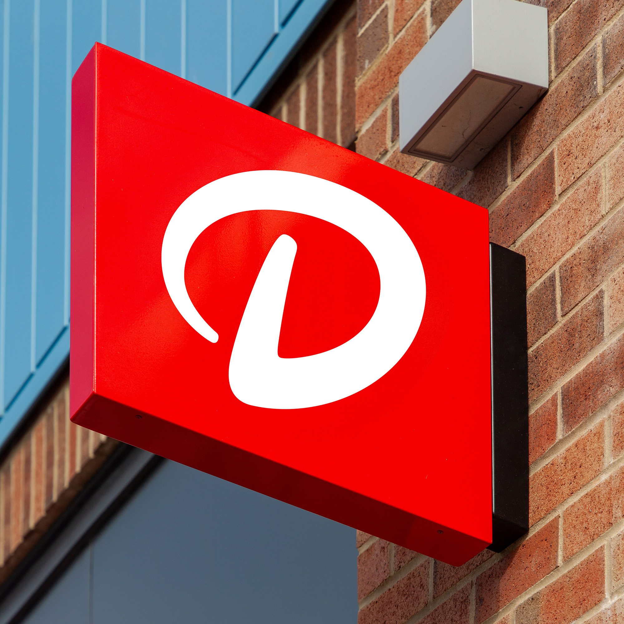 Red sign showing the letter D.